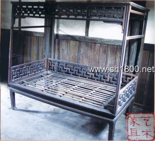 图1 东阳卢宅保存的明代四柱式万字纹架子床