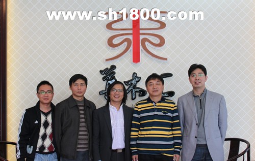 2011年底，卢伟光（左三）与福人集团董事长谢艺仁（右二）签约入驻尊木汇