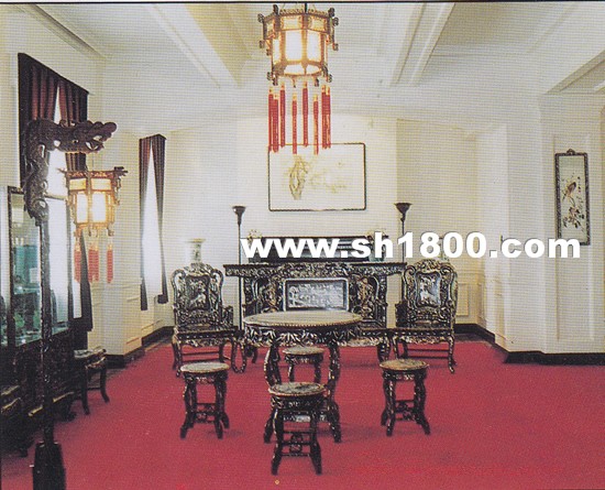 1990年，上海锦江饭店总统套房内珍藏的镶嵌着珍珠母的红木家具，据说是明代的珍品。